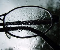 Jak dbać o okulary jesienią? Za oknami jesień, czas długich wieczorów i zmiennej pogody. To także trudny czas dla okularników i ich okularów. Wiedzą oni doskonale, że zaparowania, zabrudzenie czy zarysowanie na powierzchni szkieł bardzo...